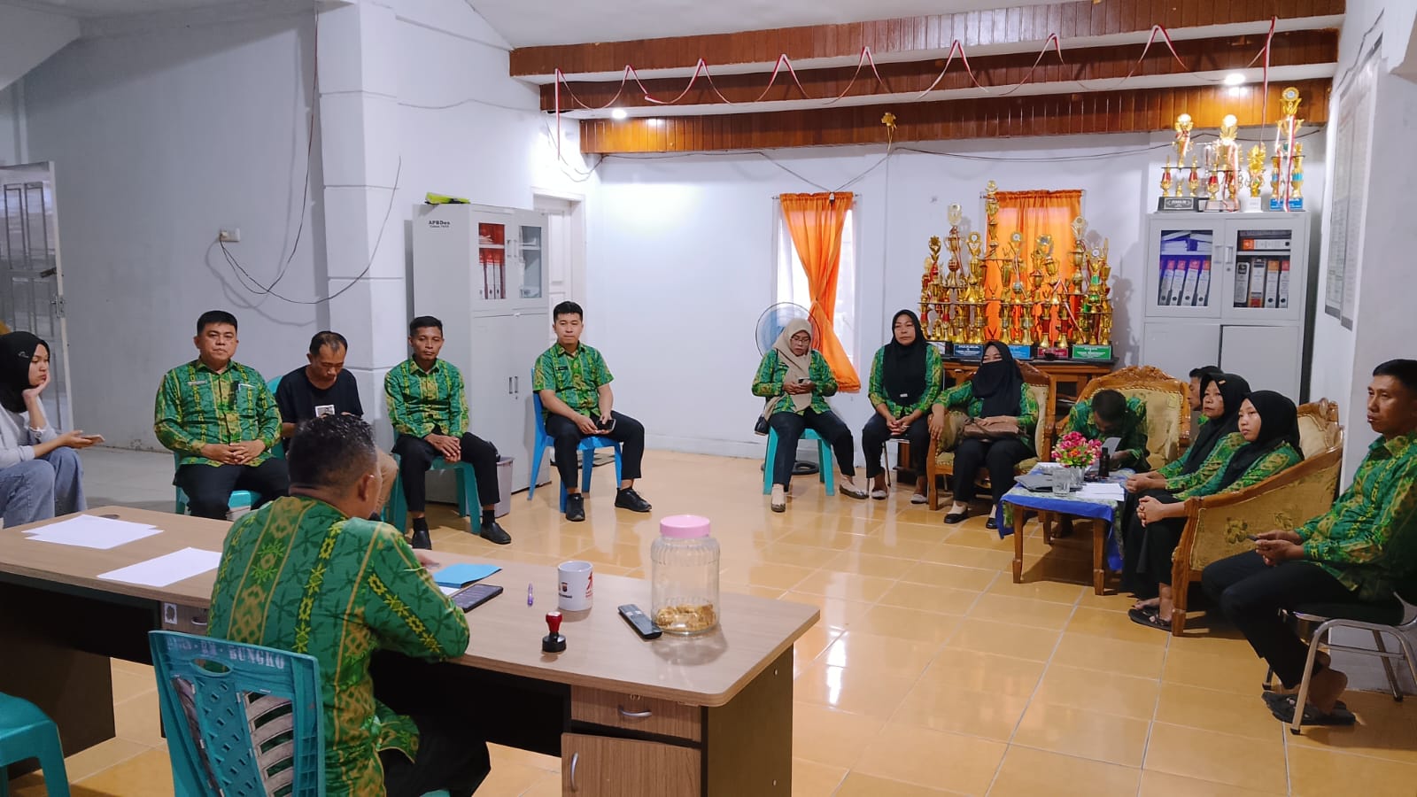 Sangadi Bungko Gelar Rapat Internal, Tekankan Disiplin dan Evaluasi Kinerja Perangkat Desa