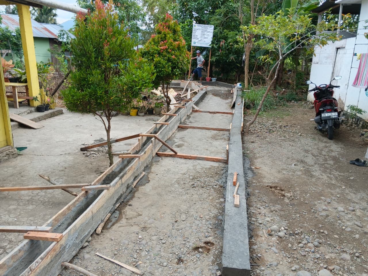 Tingkatkan Infrastruktur, Desa Bungko Bangun Jalan Setapak Paving Blok di RT 01 Dusun I