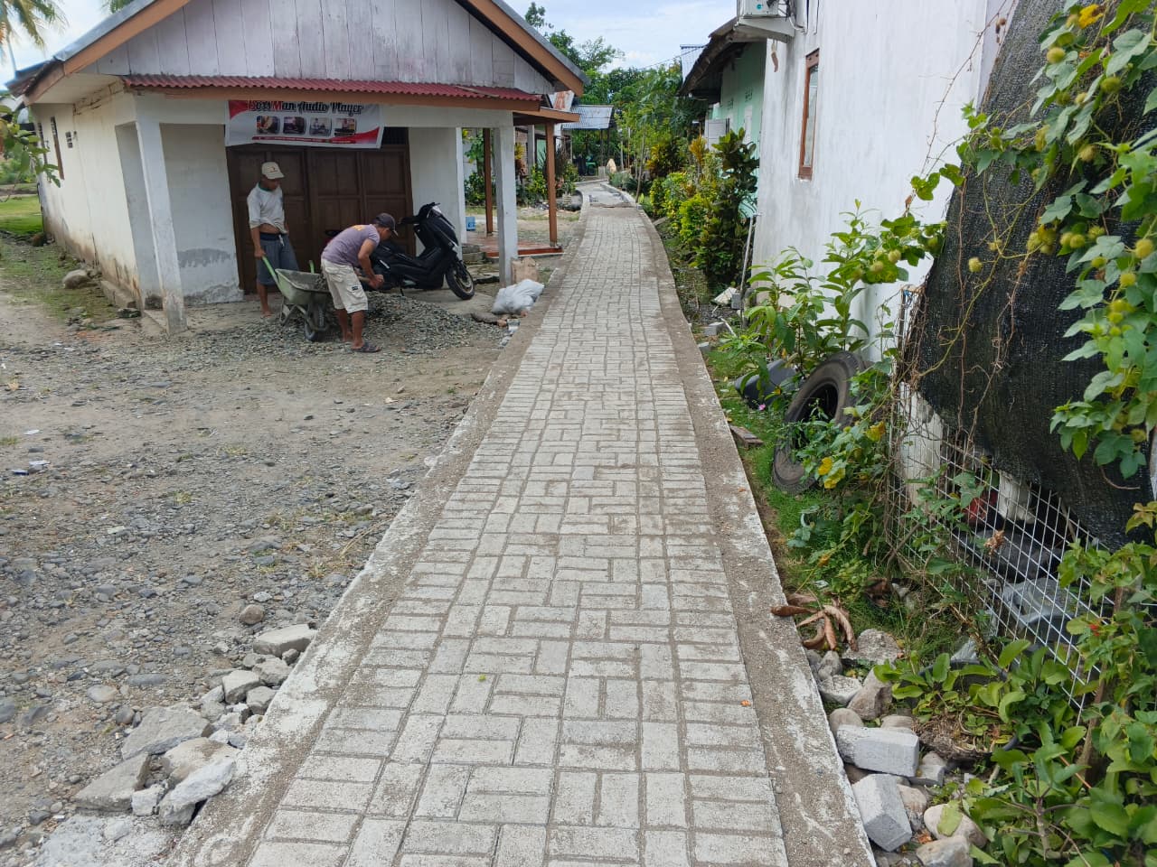 Tingkatkan Infrastruktur, Desa Bungko Bangun Jalan Setapak Paving Blok di RT 01 Dusun I