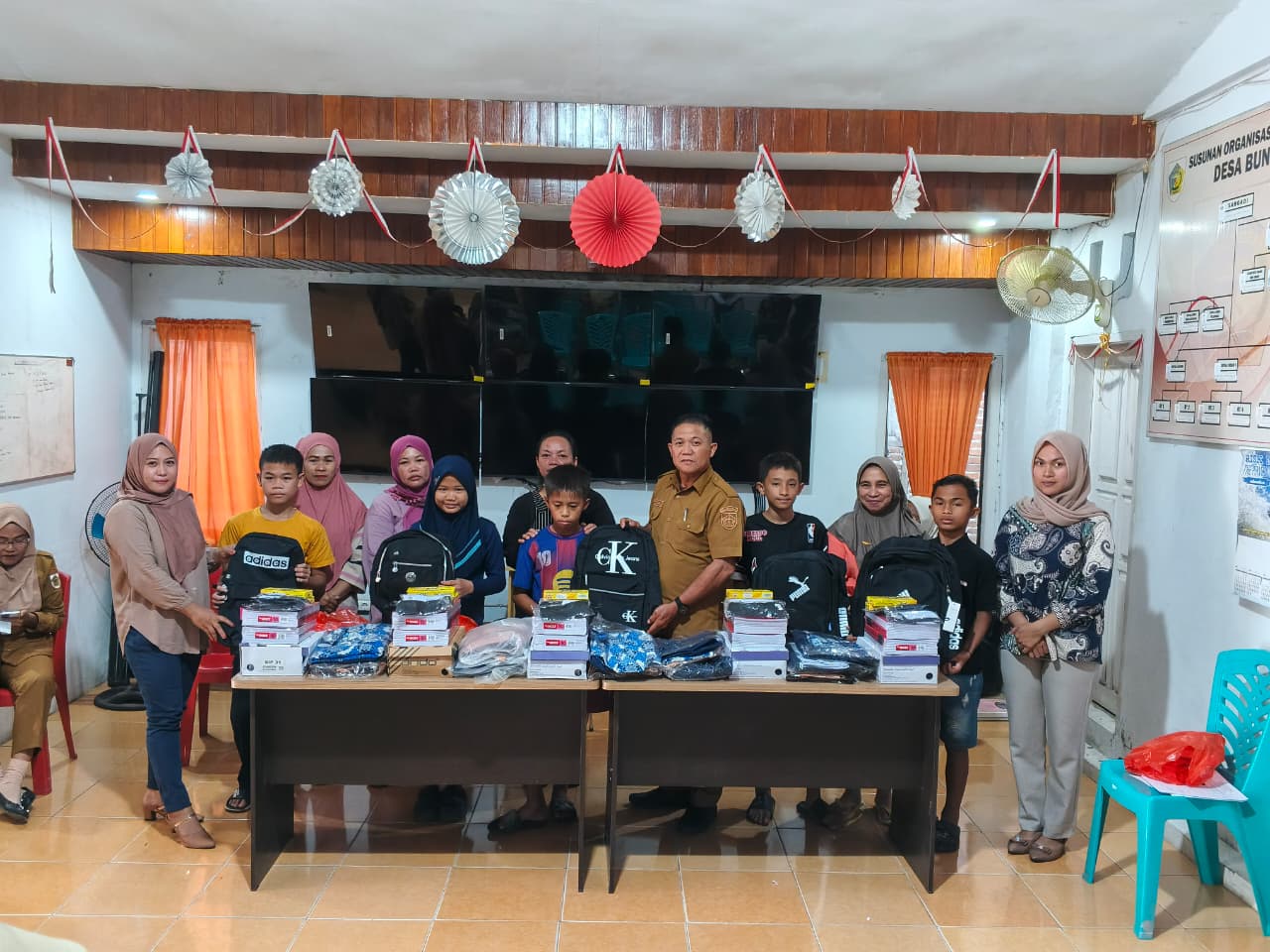 Pemerintah Desa Bungko Salurkan Bantuan Anak Asuh kepada 15 Siswa
