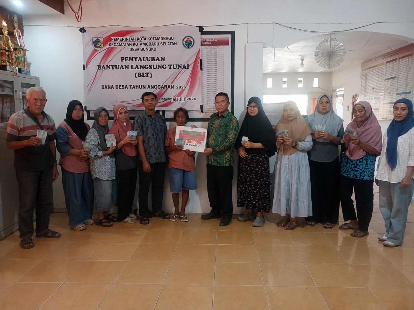 Sangadi Desa Bungko Serahkan Bantuan Langsung Tunai kepada Keluarga Penerima Manfaat