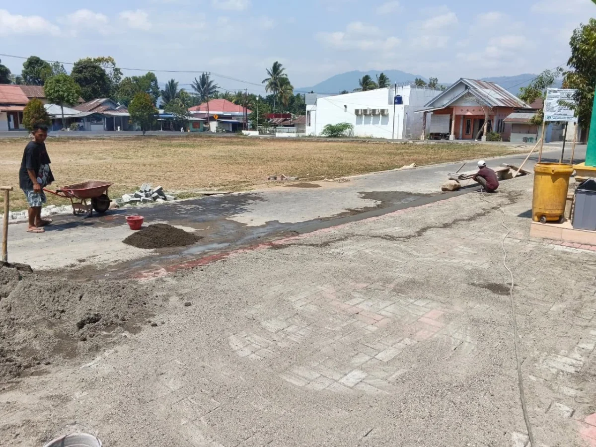 Pemdes Bungko Percantik Balai Mototanoban dengan Paving Block Senilai Rp22,8 Juta